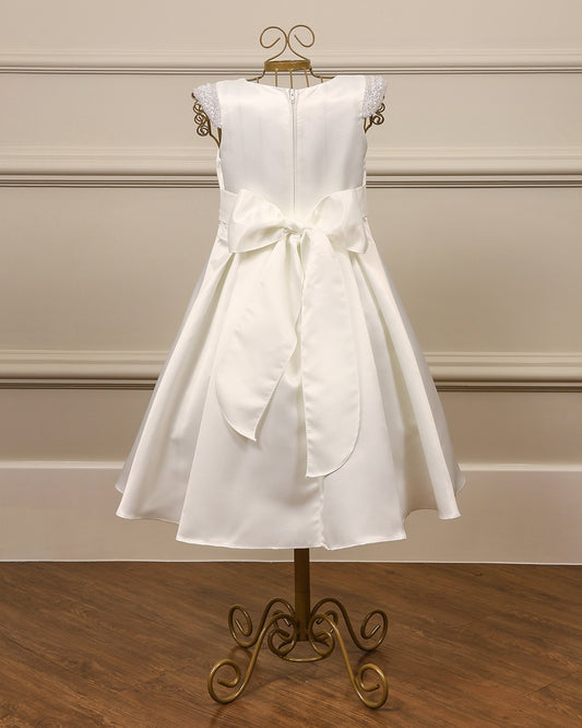 Vestido para daminha Elsie branco perolado com mangas bordadas em pérolas e laço nas costas da Etiquette