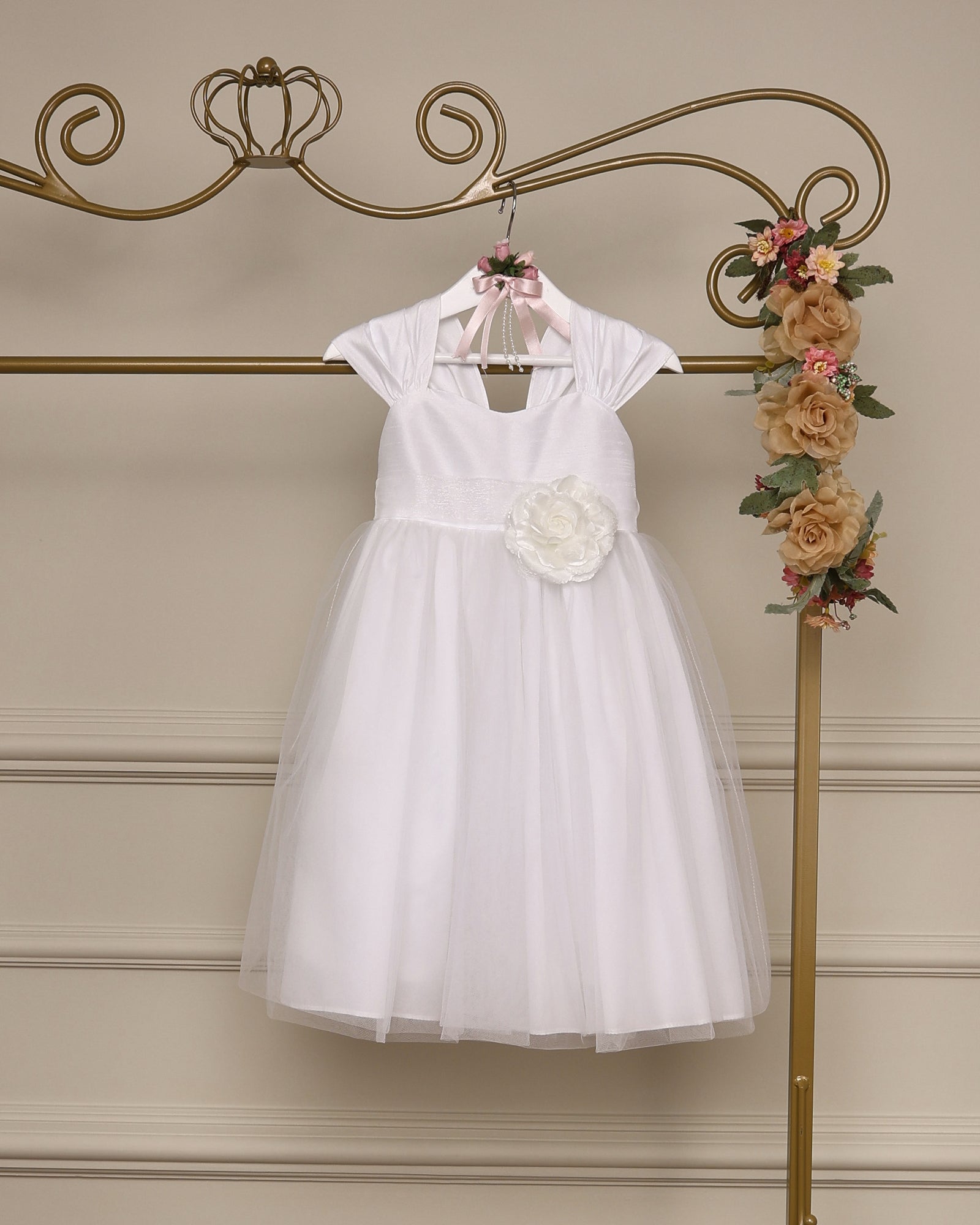 Vestido para daminha Emma branco com corpete em tafetá, tule, broche floral e alcinhas franzidas da Etiquette