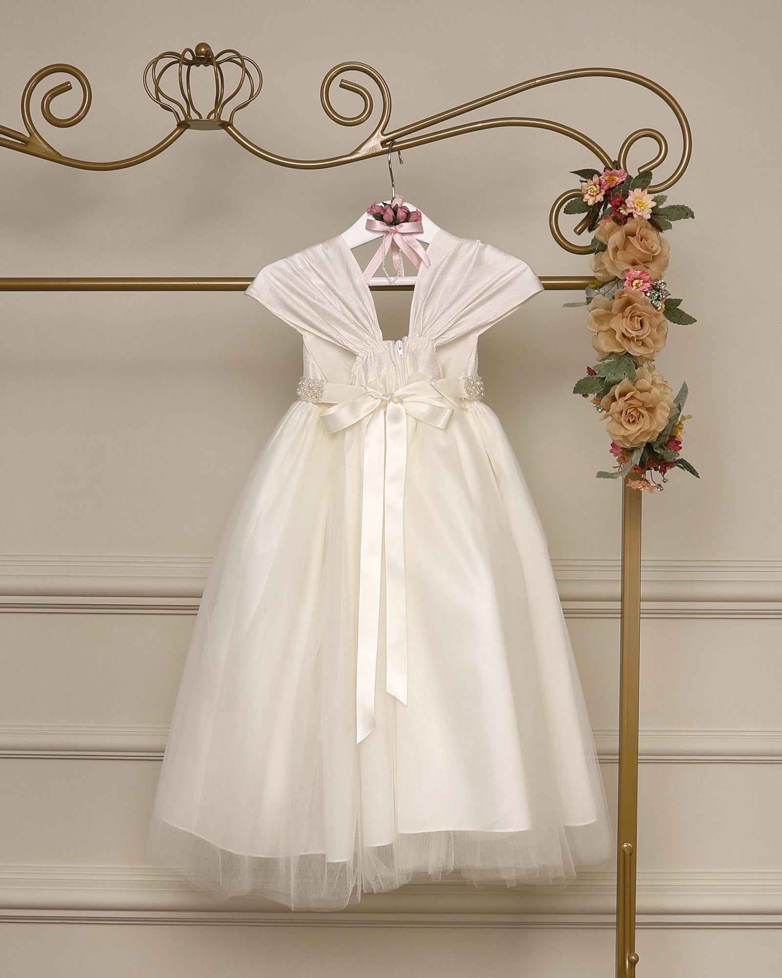 Vestido para daminha Emma offwhite com tule, faixa bordada com pérolas e alcinhas tipo manguinha da Etiquette