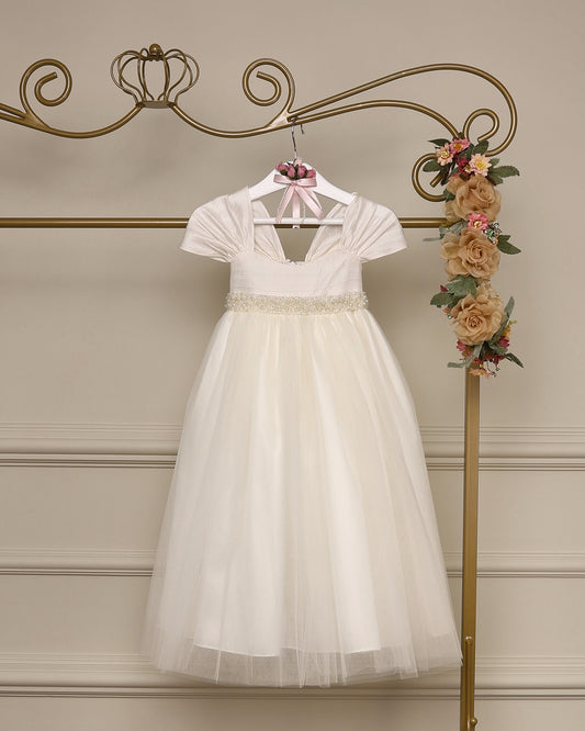 Vestido para daminha Emma offwhite com tule, faixa bordada com pérolas e alcinhas tipo manguinha da Etiquette