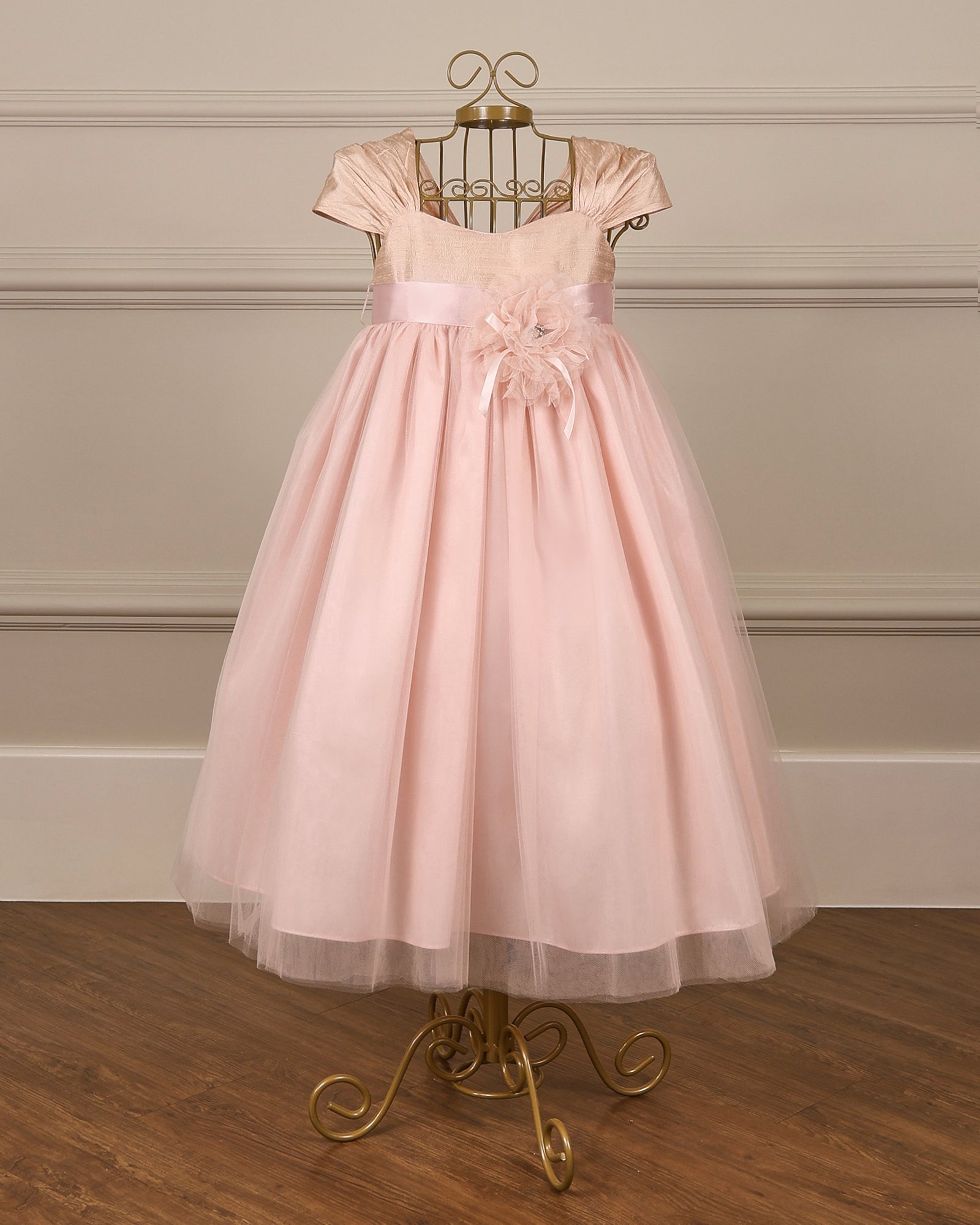 Vestido para daminha Emma rosa antigo com saia longa de tule, broche de flor e manguinhas delicadas da Etiquette