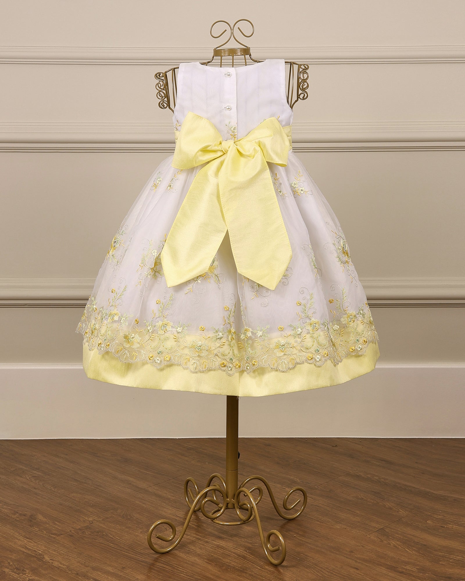 Vestido para daminha Fernanda amarelo com organza bordada, faixa em cetim e fechamento com botões da Etiquette