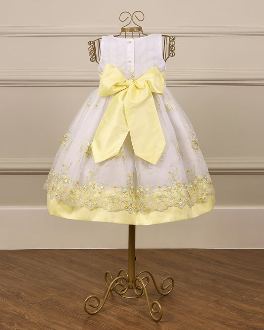 Vestido para daminha Fernanda amarelo com organza bordada, faixa em cetim e fechamento com botões da Etiquette
