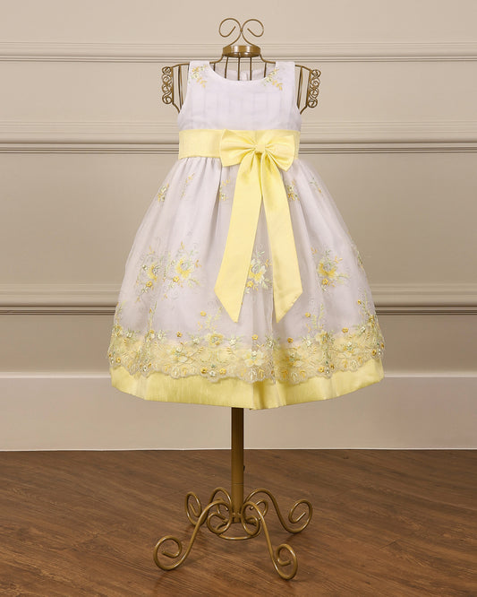 Vestido para daminha Fernanda amarelo com organza bordada, faixa em cetim e fechamento com botões da Etiquette