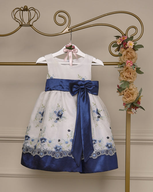Vestido para daminha Fernanda azul com organza bordada, faixa em cetim e fechamento com botões da Etiquette