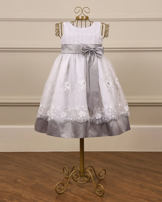 Vestido para daminha Fernanda prata com organza floral e laço em cetim – ideal para bodas de prata da Etiquette