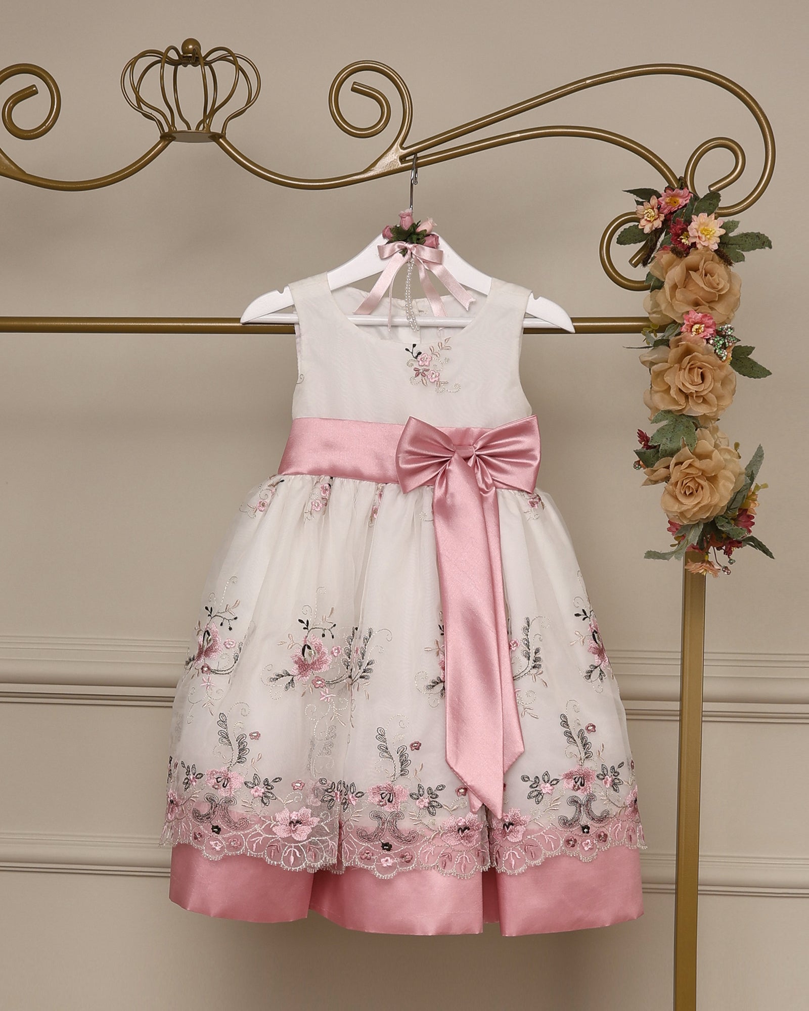 Vestido para daminha Fernanda rosa antigo com organza bordada floral, faixa com laço e broche opcional da Etiquette