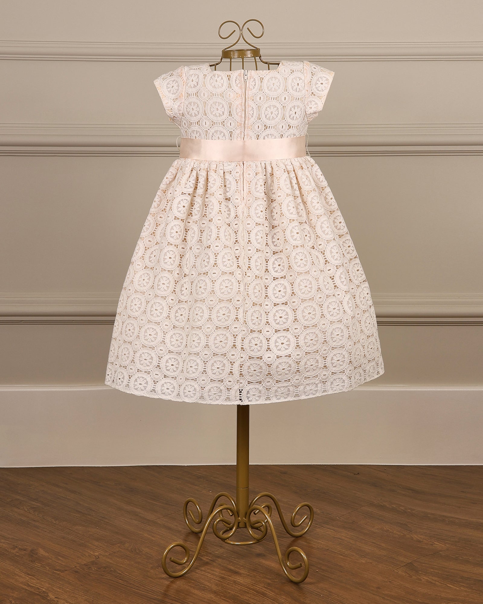 Vestido para daminha Gabi em renda de algodão pêssego com manga curta, decote quadrado e laço de cetim da Etiquette