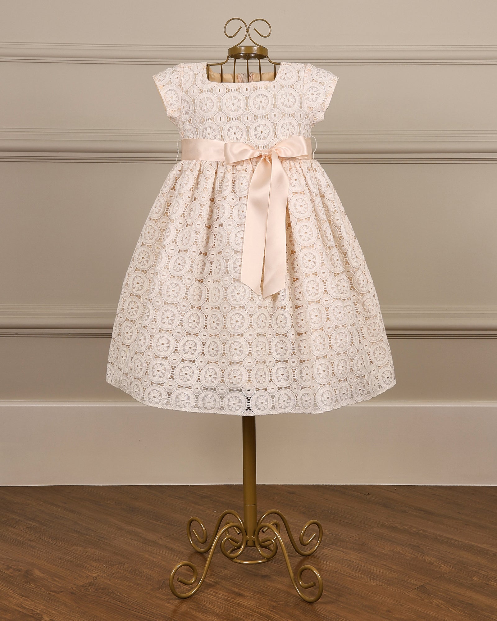 Vestido para daminha Gabi em renda de algodão pêssego com manga curta, decote quadrado e laço de cetim da Etiquette