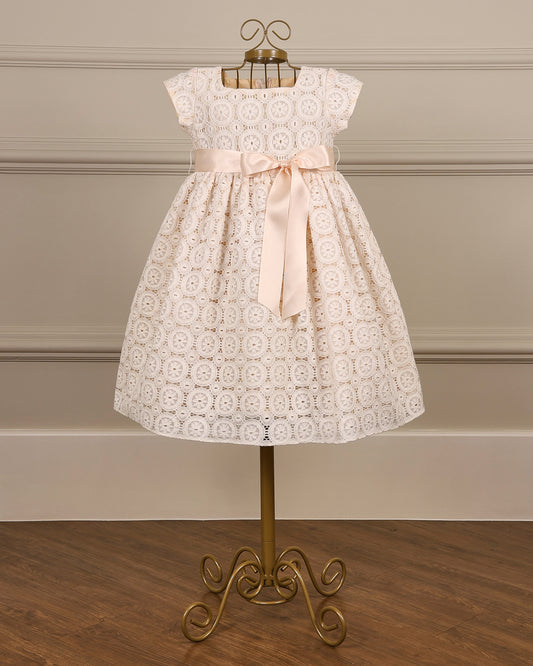 Vestido para daminha Gabi em renda de algodão pêssego com manga curta, decote quadrado e laço de cetim da Etiquette