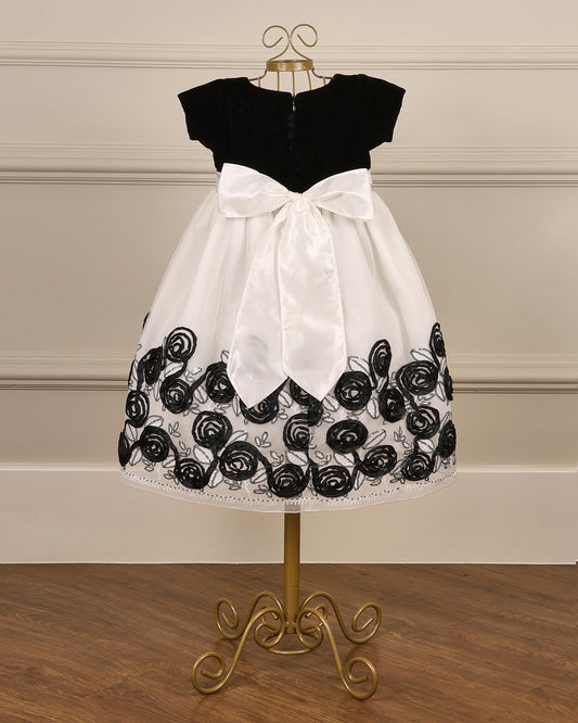 Vestido infantil Gala com corpete em veludo preto, saia offwhite com tule bordado floral e laço de cetim da Etiquette