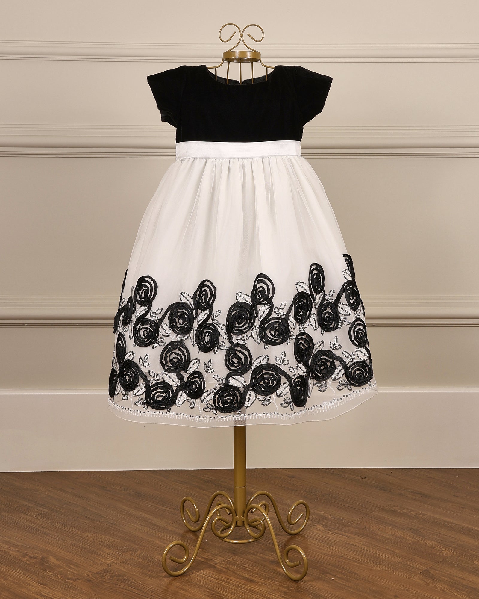 Vestido infantil Gala com corpete em veludo preto, saia offwhite com tule bordado floral e laço de cetim da Etiquette