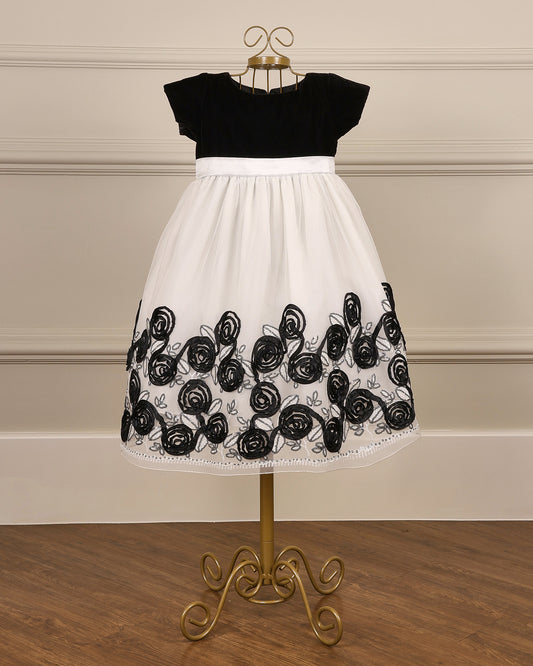 Vestido infantil Gala com corpete em veludo preto, saia offwhite com tule bordado floral e laço de cetim da Etiquette