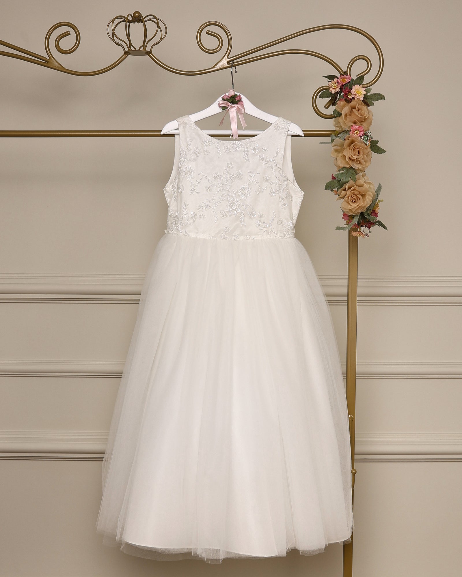 Vestido para daminha Hannae offwhite com corpete bordado, tule em camadas e laço nas costas da Etiquette