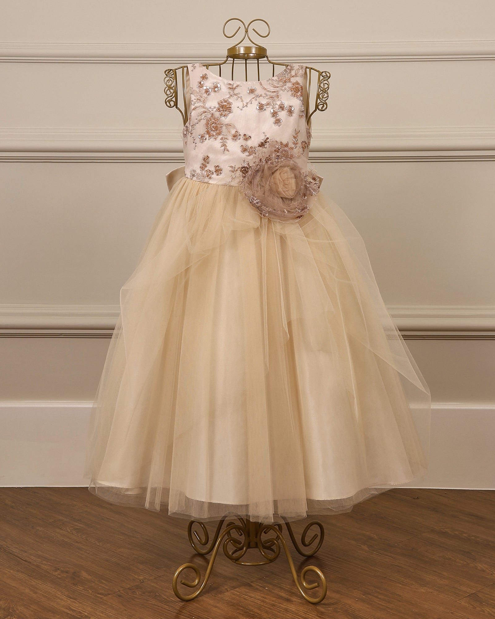 Vestido para daminha Hannae champagne com corpete bordado, tule em camadas e laço nas costas da Etiquette