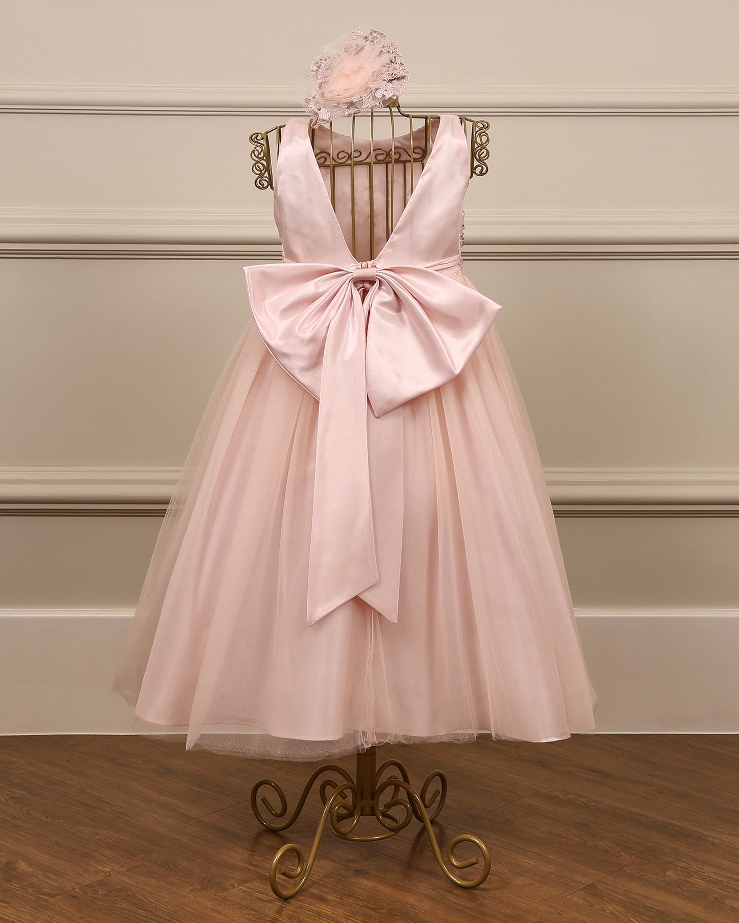 Vestido para daminha Hannae rosa com corpete bordado, tule em camadas e laço nas costas da Etiquette