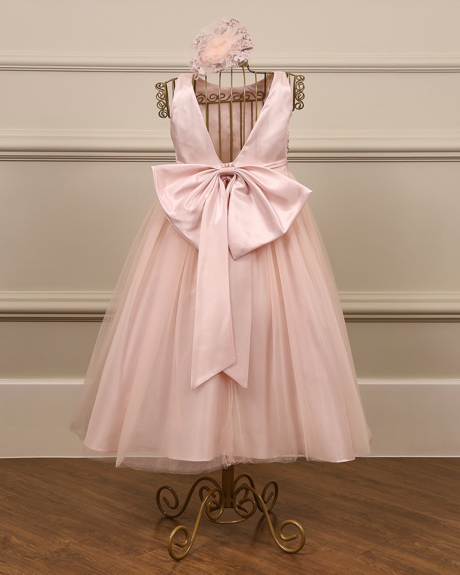 Vestido para daminha Hannae rosa com corpete bordado, tule em camadas e laço nas costas da Etiquette