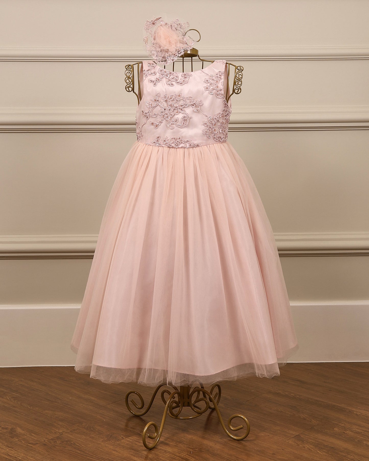 Vestido para daminha Hannae rosa com corpete bordado, tule em camadas e laço nas costas da Etiquette