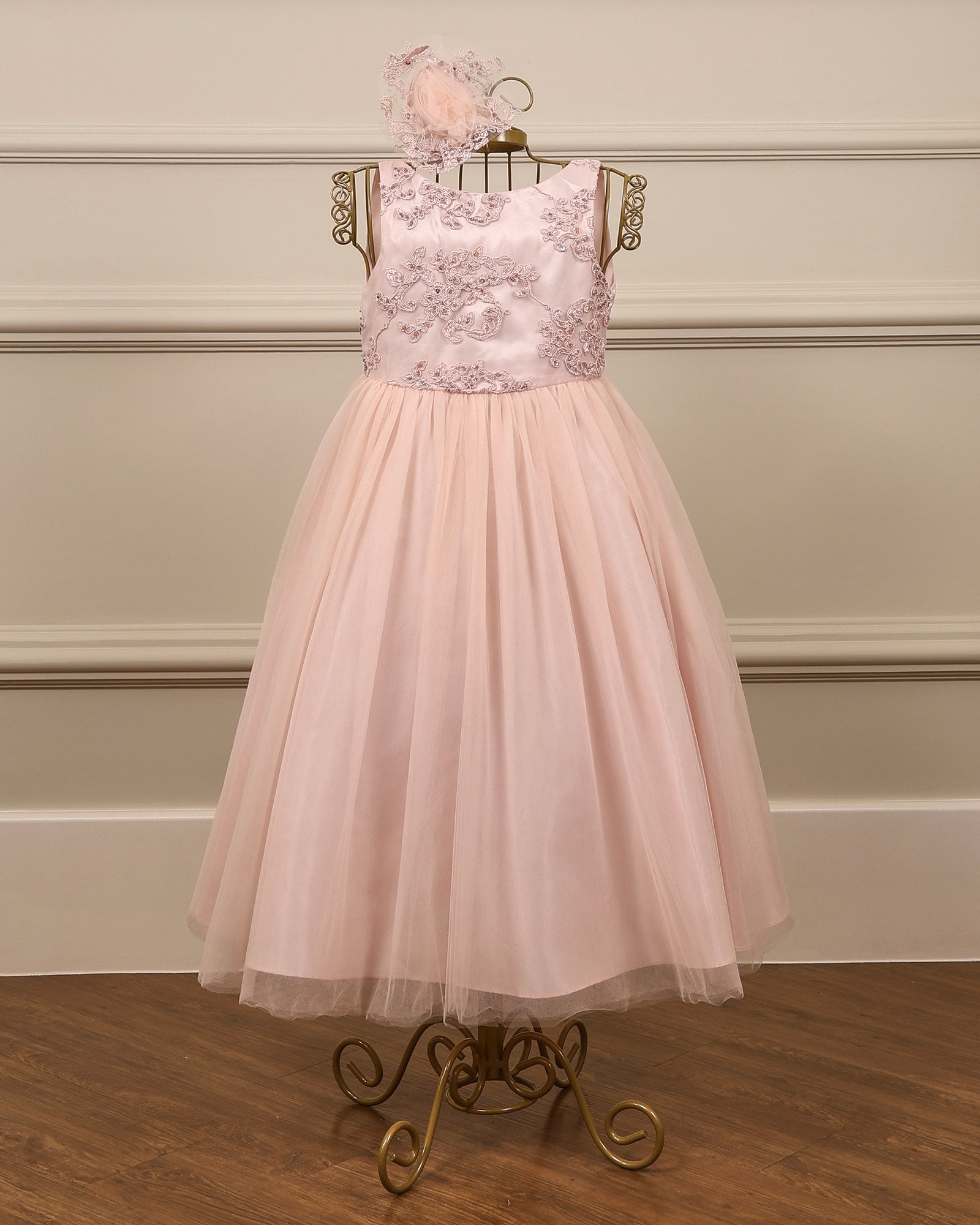 Vestido para daminha Hannae rosa com corpete bordado, tule em camadas e laço nas costas da Etiquette