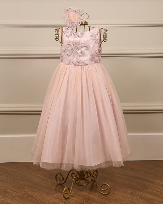 Vestido para daminha Hannae rosa com corpete bordado, tule em camadas e laço nas costas da Etiquette