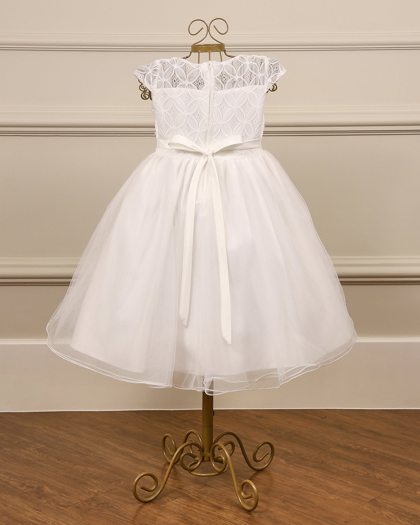 Vestido para daminha Julia branco perolado com renda bordada, pérolas, saia de tule e laço em cetim da Etiquette