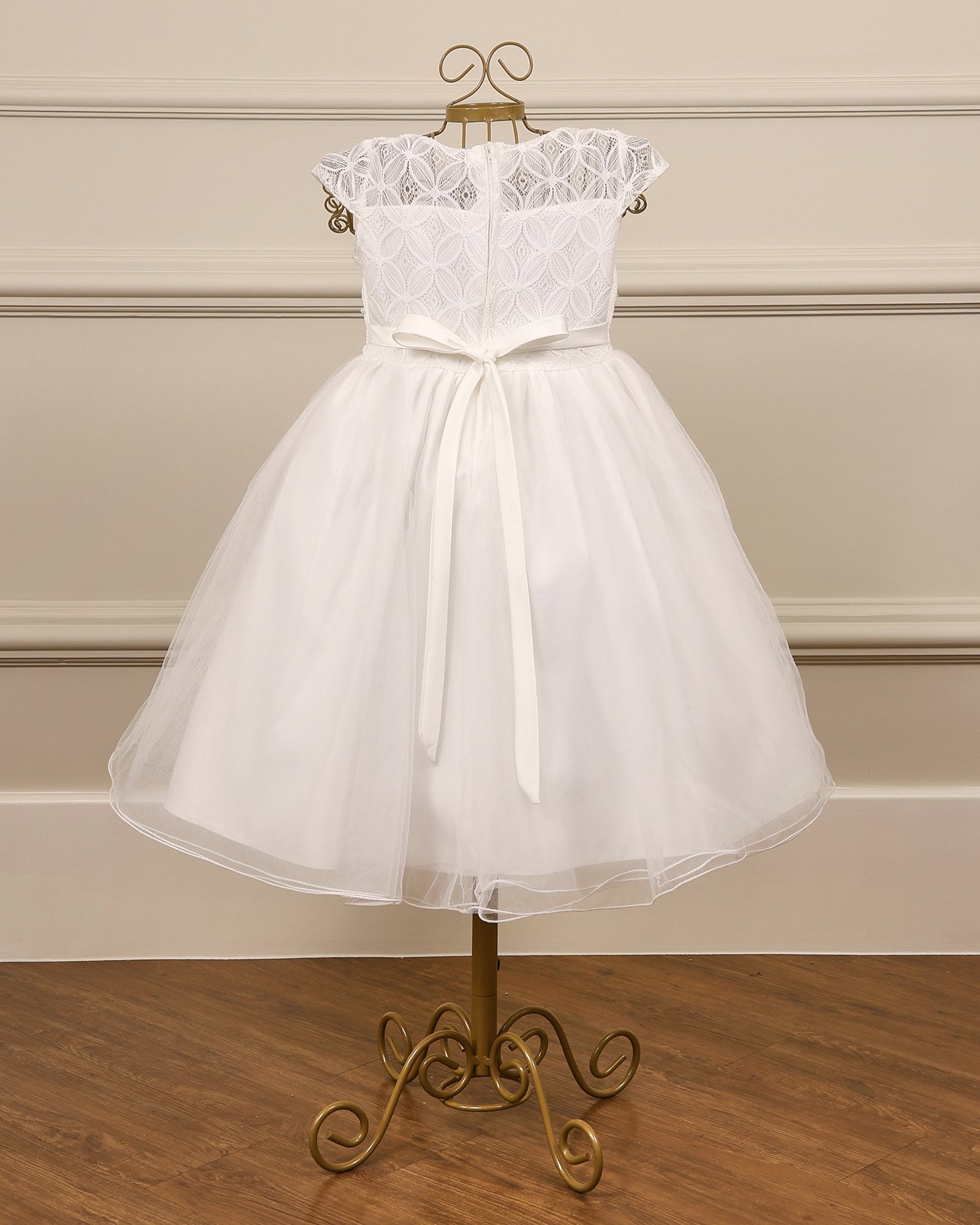 Vestido para daminha Julia branco perolado com renda bordada, pérolas, saia de tule e laço em cetim da Etiquette