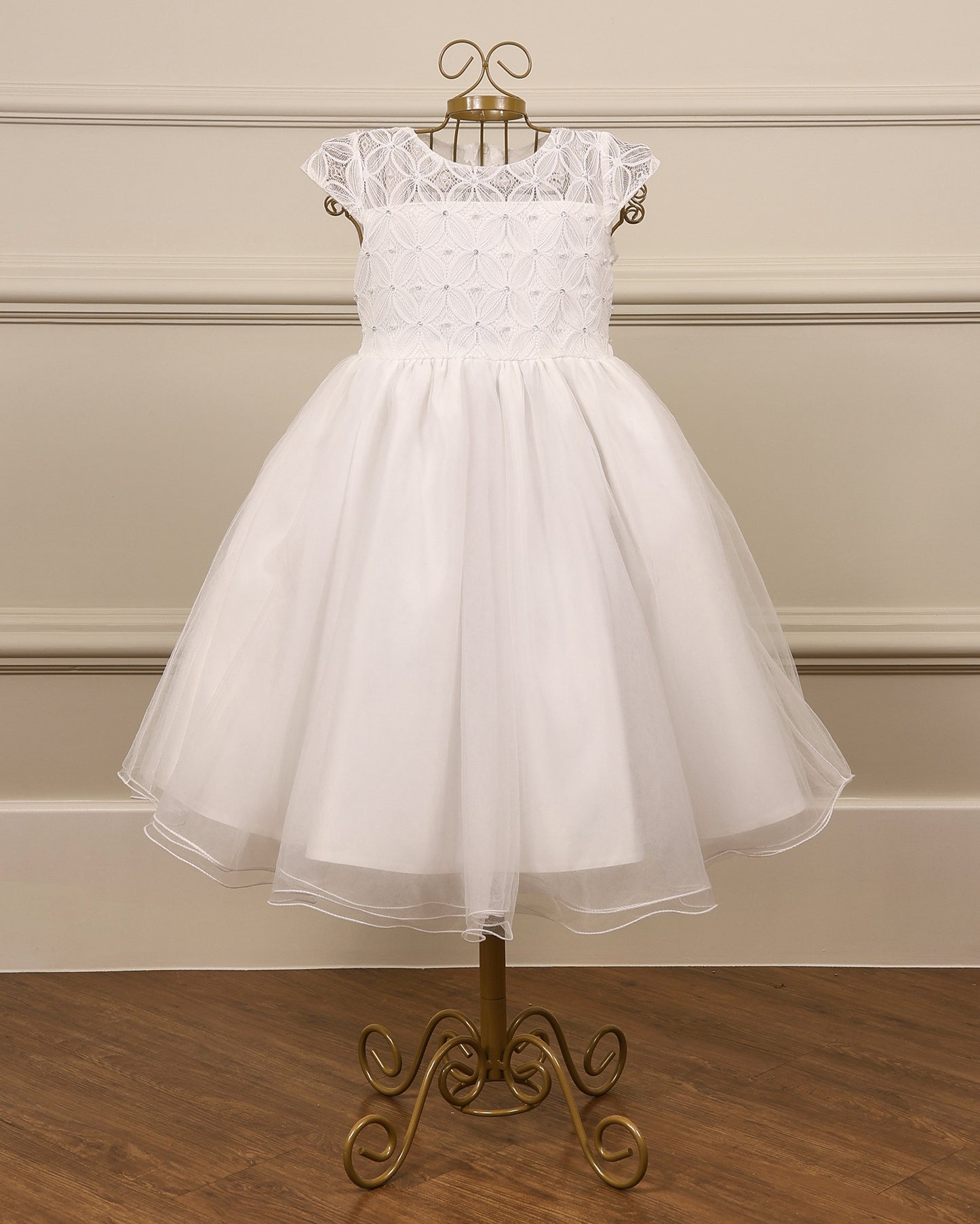 Vestido para daminha Julia branco perolado com renda bordada, pérolas, saia de tule e laço em cetim da Etiquette