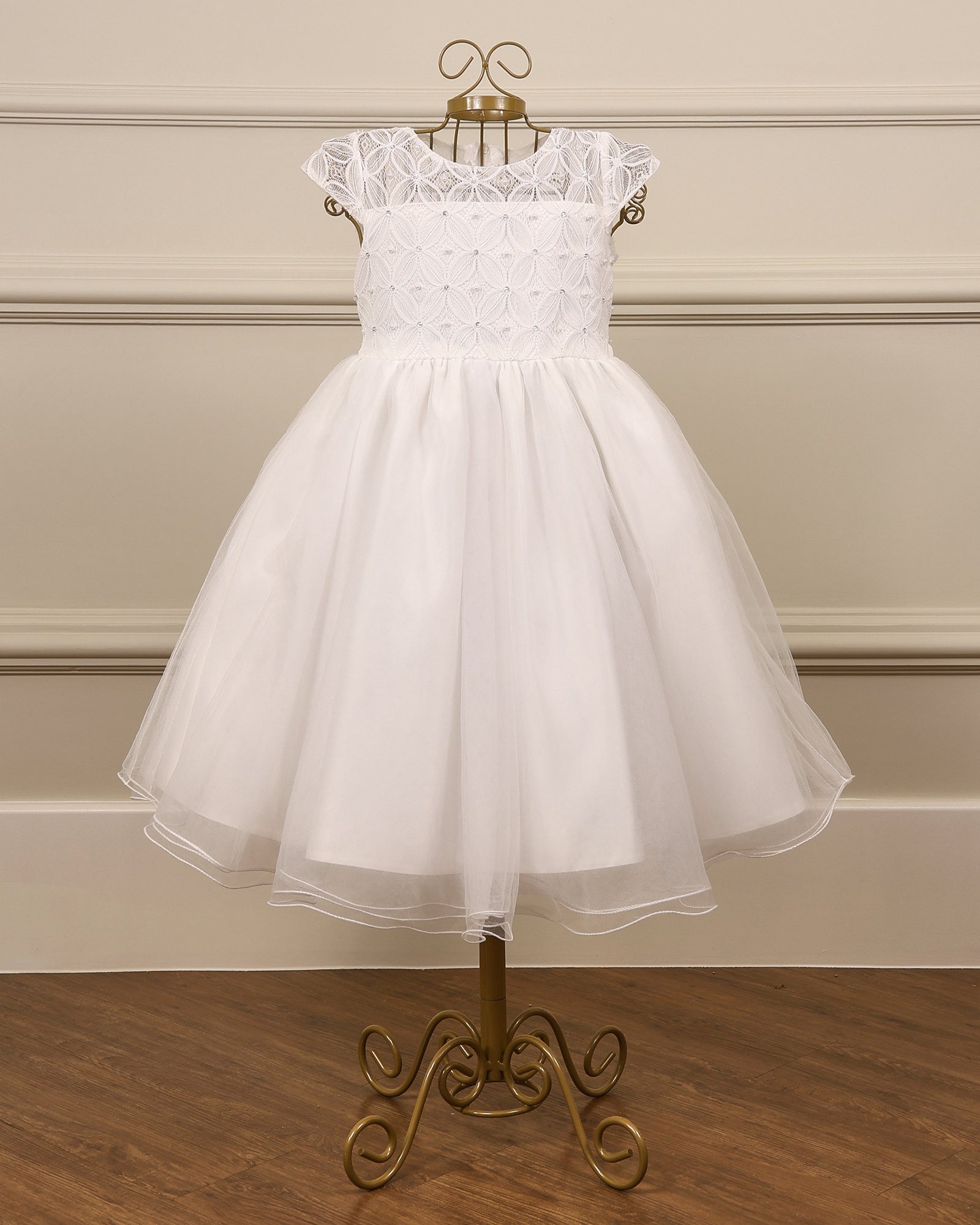 Vestido para daminha Julia branco perolado com renda bordada, pérolas, saia de tule e laço em cetim da Etiquette