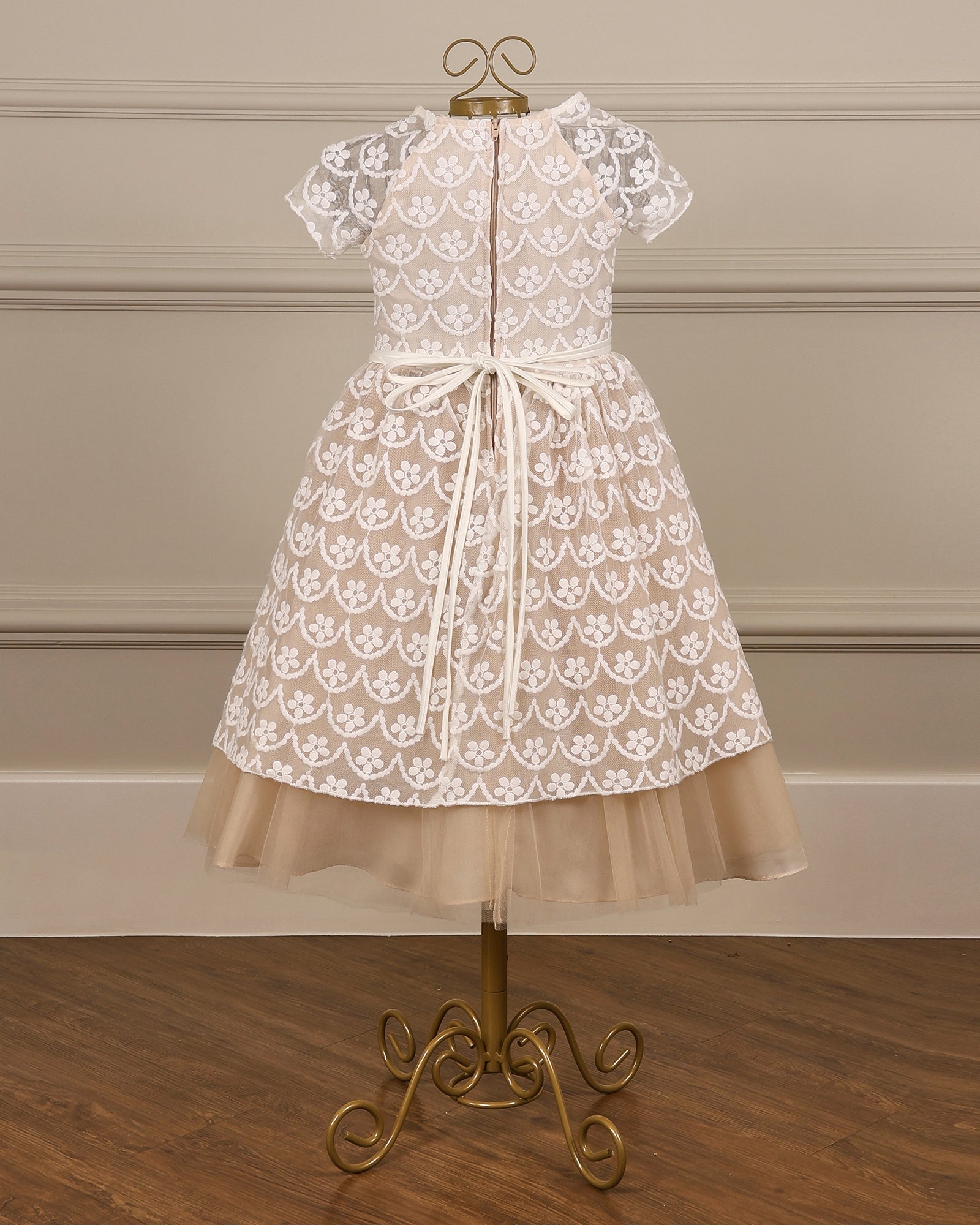 Vestido para daminha Leah champagne com renda de algodão, manga japonesa, laço chanel e saia com tule da Etiquette