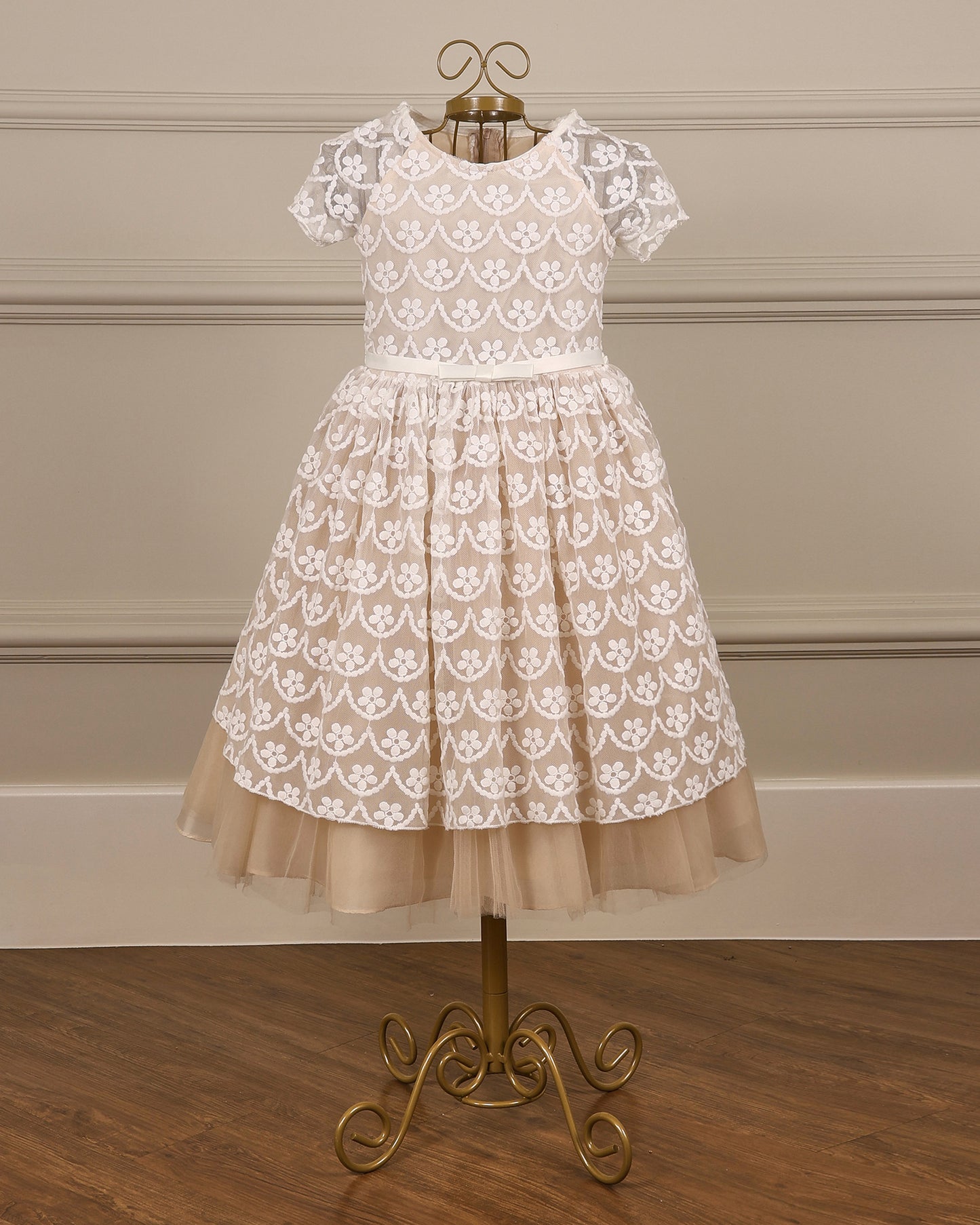 Vestido para daminha Leah champagne com renda de algodão, manga japonesa, laço chanel e saia com tule da Etiquette