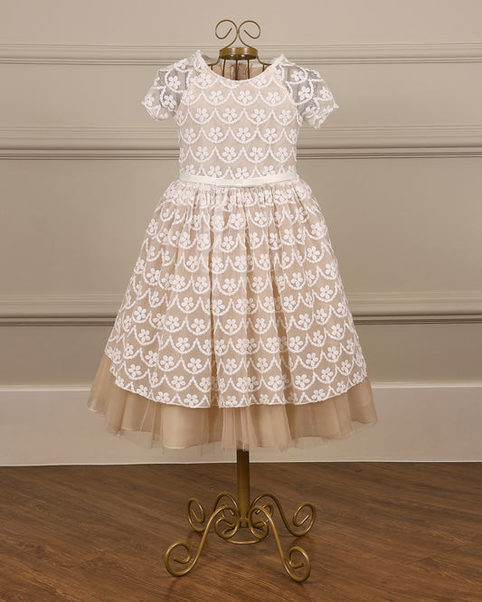 Vestido para daminha Leah champagne com renda de algodão, manga japonesa, laço chanel e saia com tule da Etiquette
