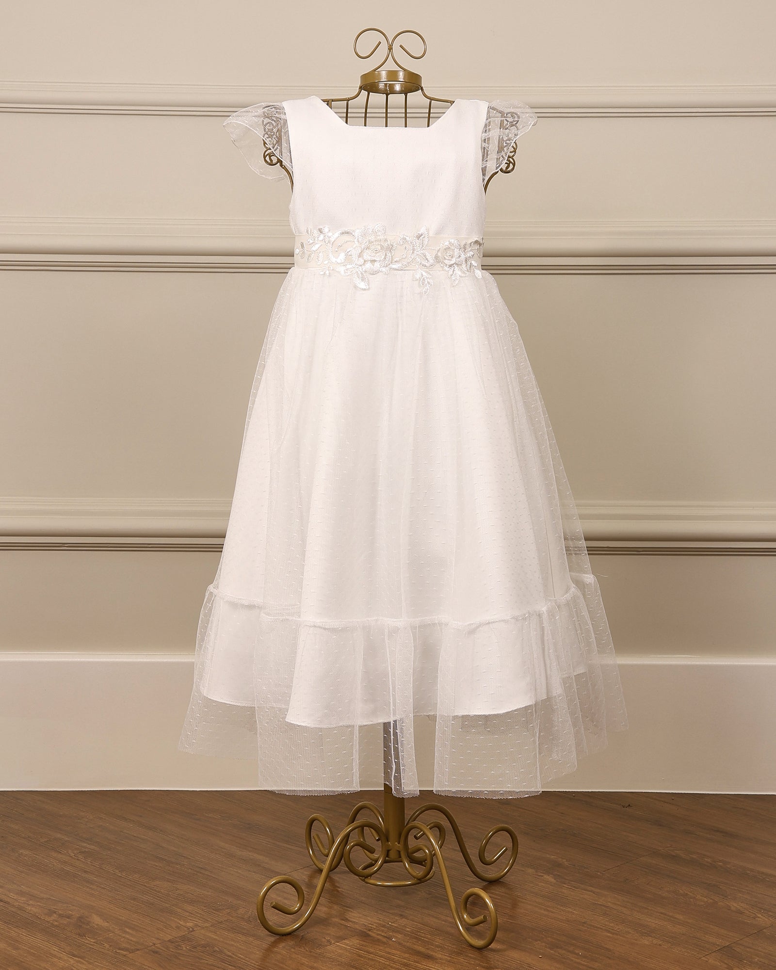 Vestido para daminha Loulou branco com tule riscadinho, cinto de renda e mangas em babado da Etiquette