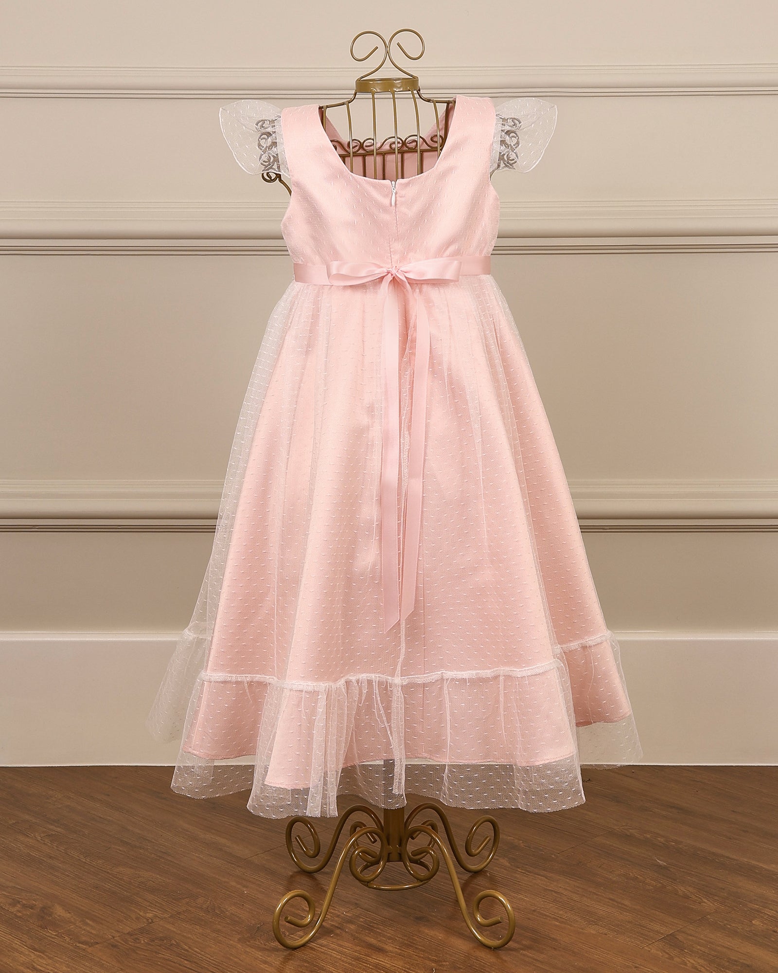 Vestido para daminha Loulou rosa com tule texturizado, manga de babado e cinto de renda da Etiquette