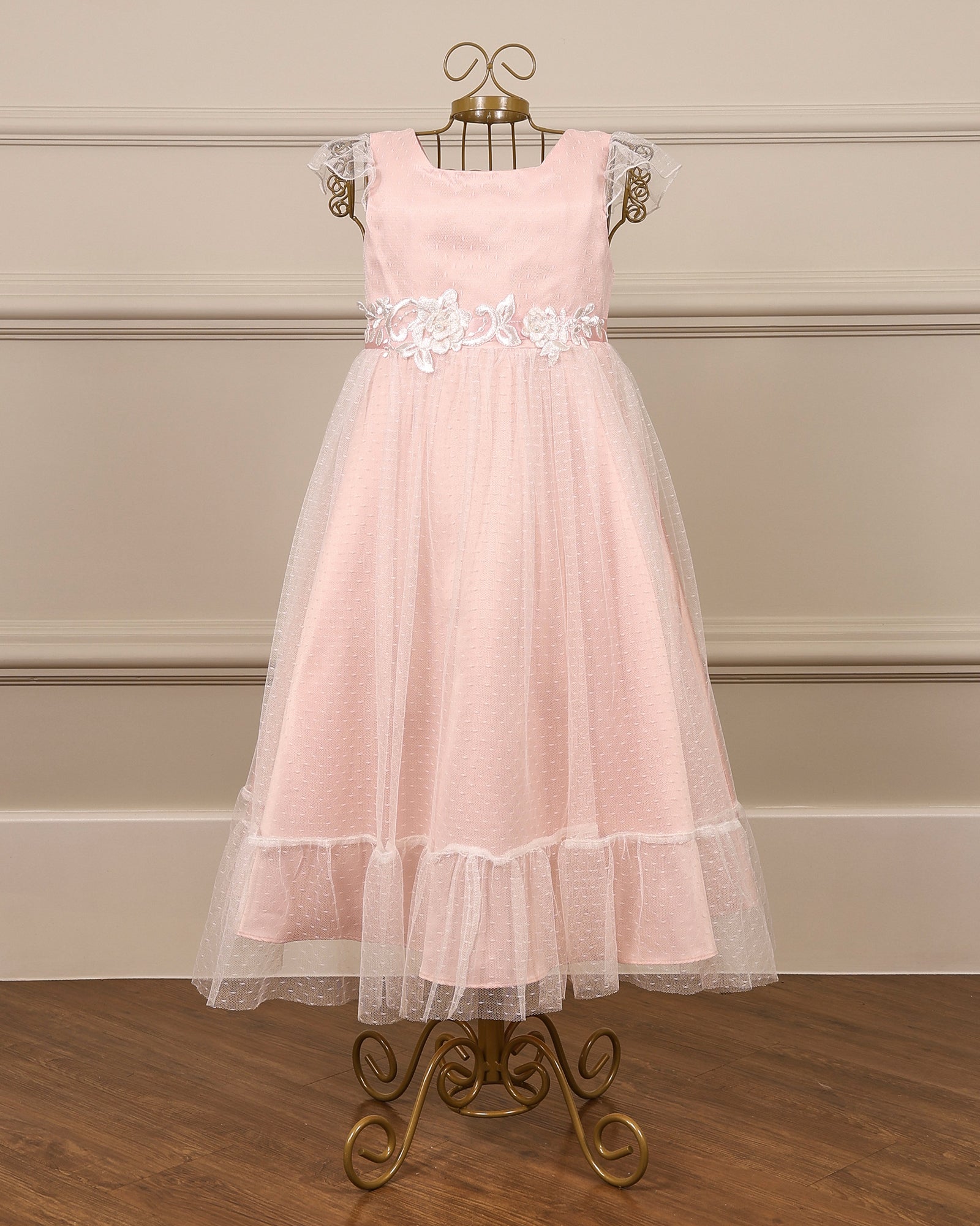 Vestido para daminha Loulou rosa com tule texturizado, manga de babado e cinto de renda da Etiquette