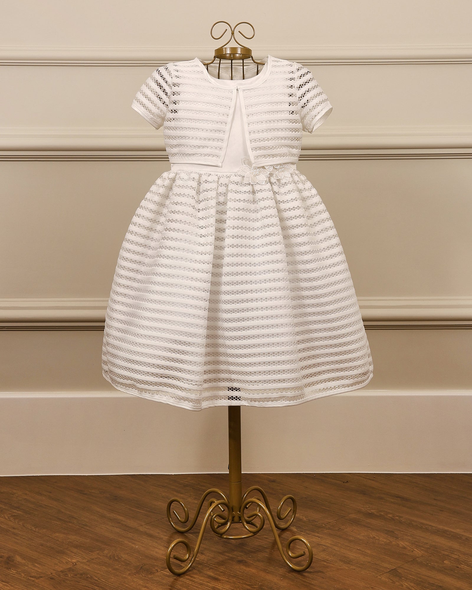 Vestido para daminha Marina branco com renda listrada, flores 3D, laço nas costas e bolero da Etiquette