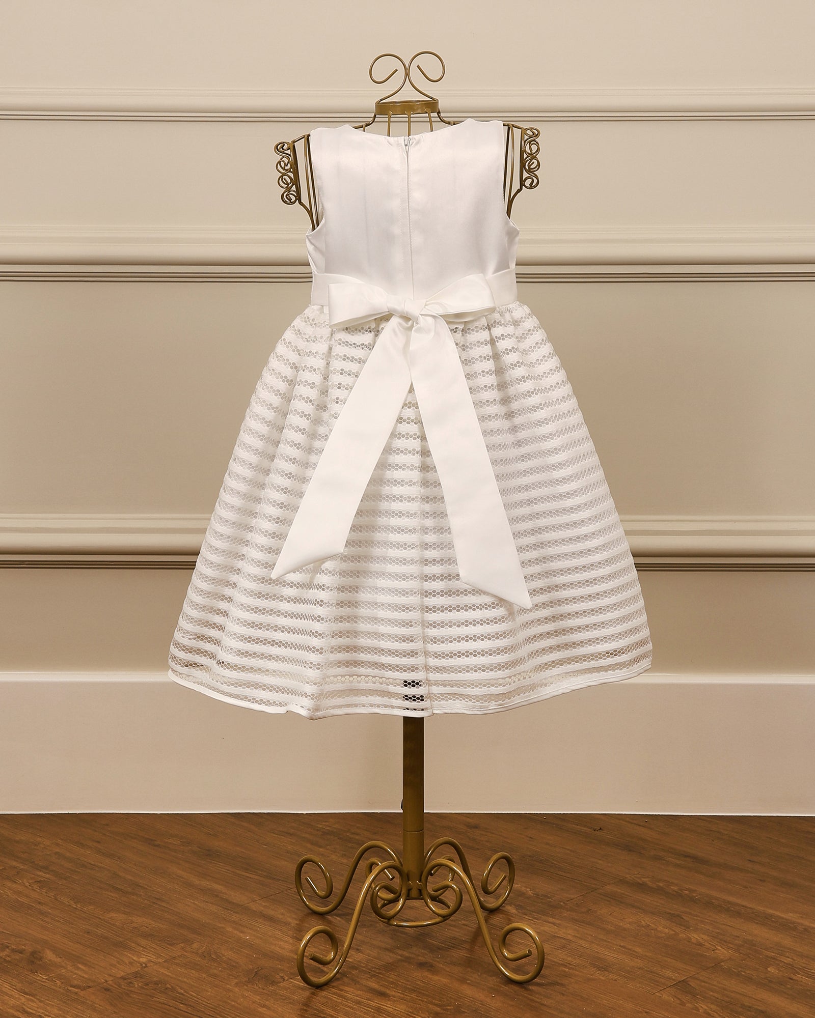 Vestido para daminha Marina branco com renda listrada, flores 3D, laço nas costas e bolero da Etiquette