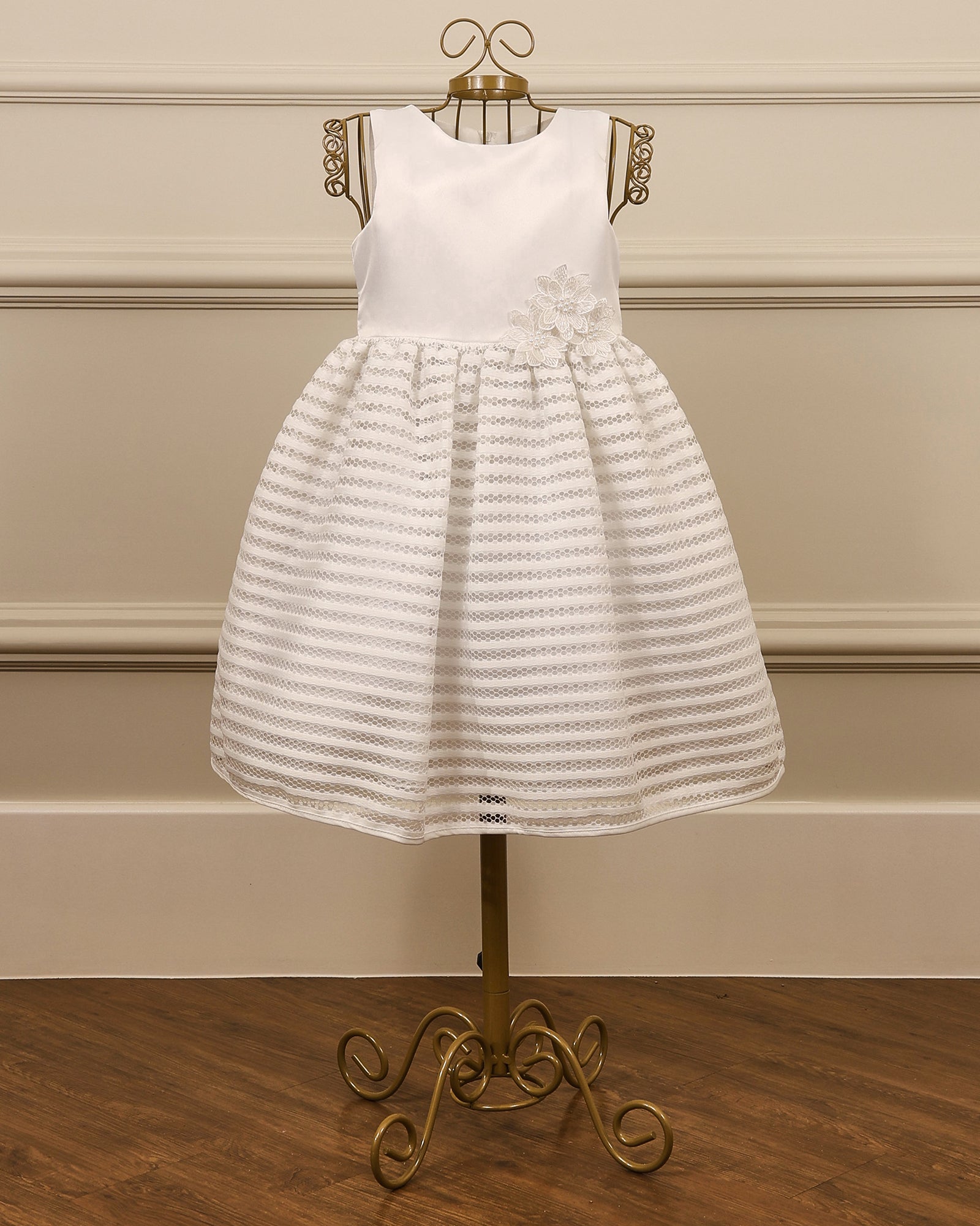 Vestido para daminha Marina branco com renda listrada, flores 3D, laço nas costas e bolero da Etiquette