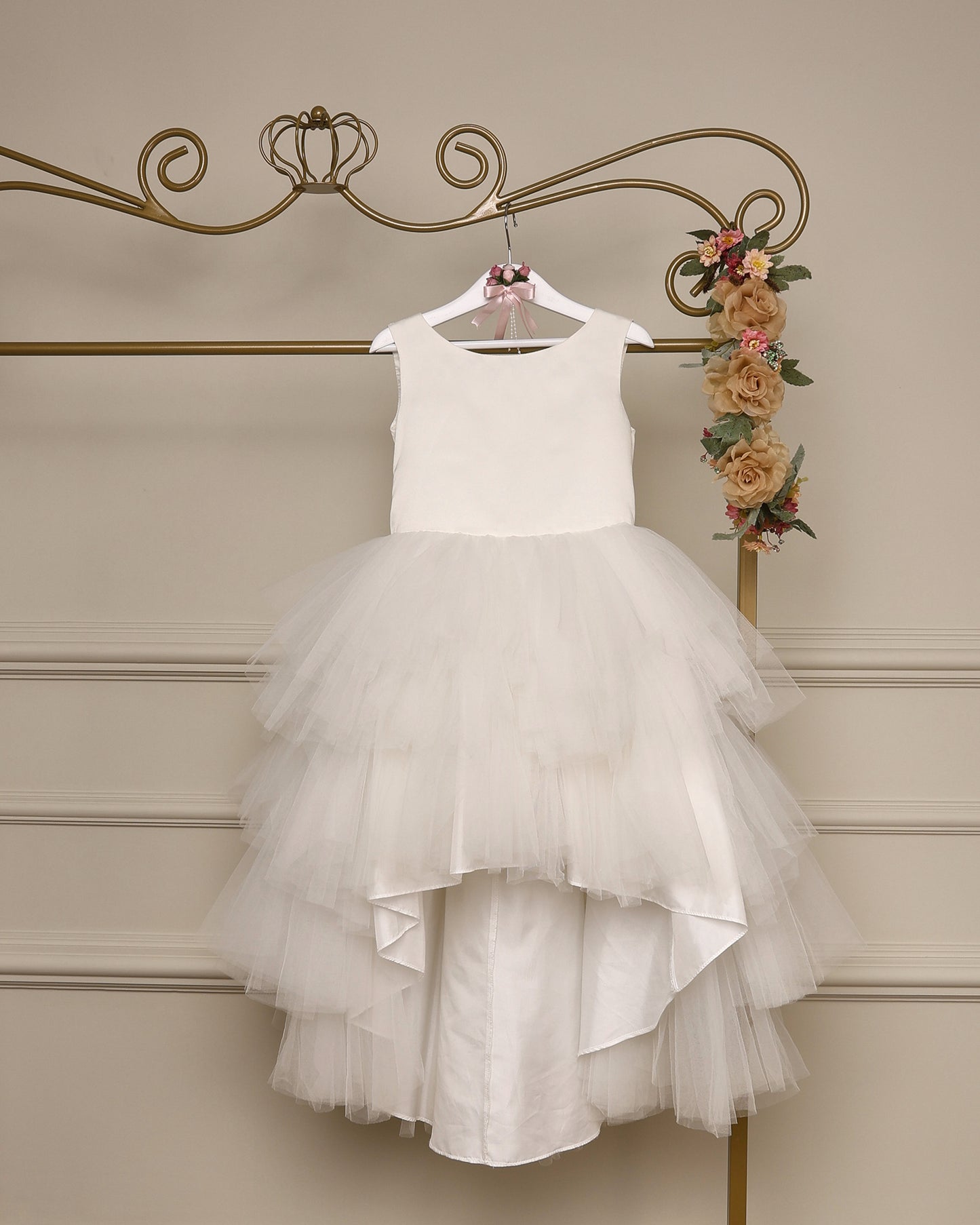 Vestido para daminha Mullet branco perolado com saia de tule assimétrica e visual moderno da Etiquette