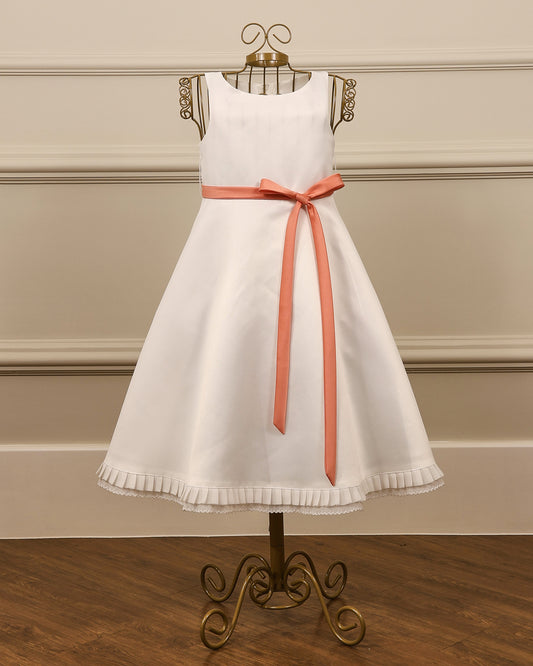 Vestido para daminha Nennah branco perolado com corte A, babado na barra e faixa personalizável da Etiquette