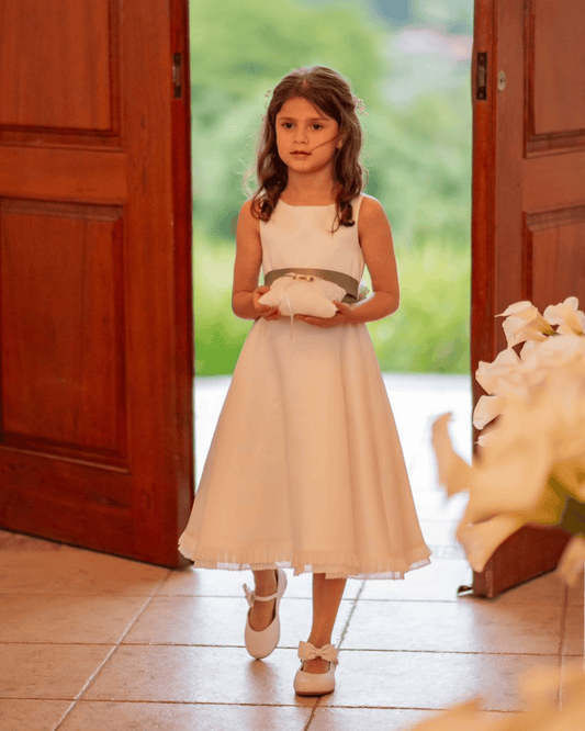 Vestido para daminha Nennah branco perolado com corte A, babado na barra e faixa personalizável da Etiquette