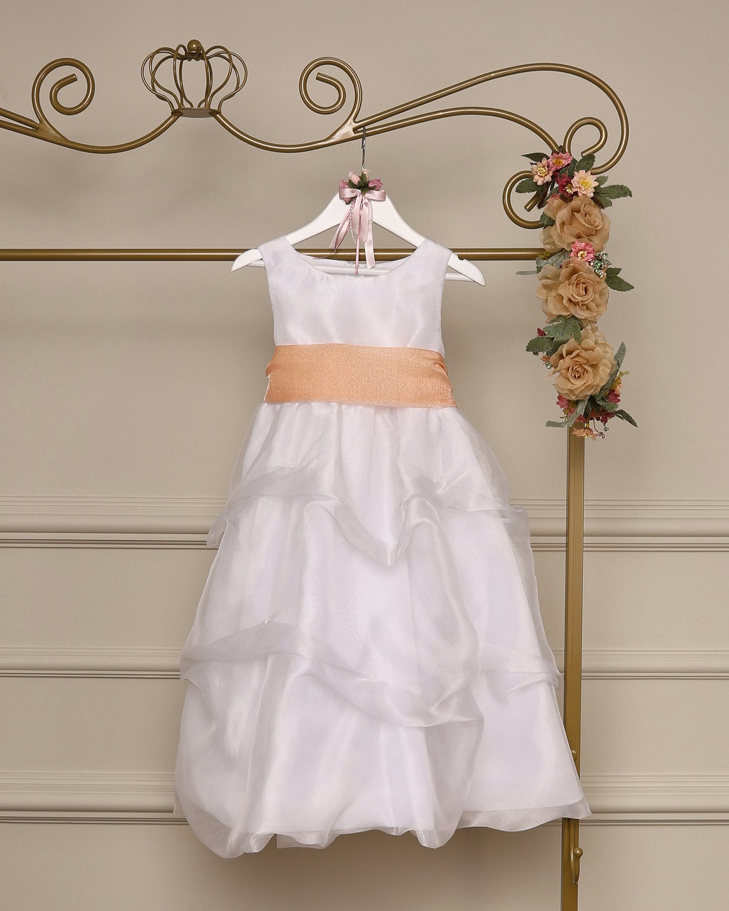 Vestido para daminha Princesa branco com organza, pregas bordadas com pérolas e faixa opcional da Etiquette