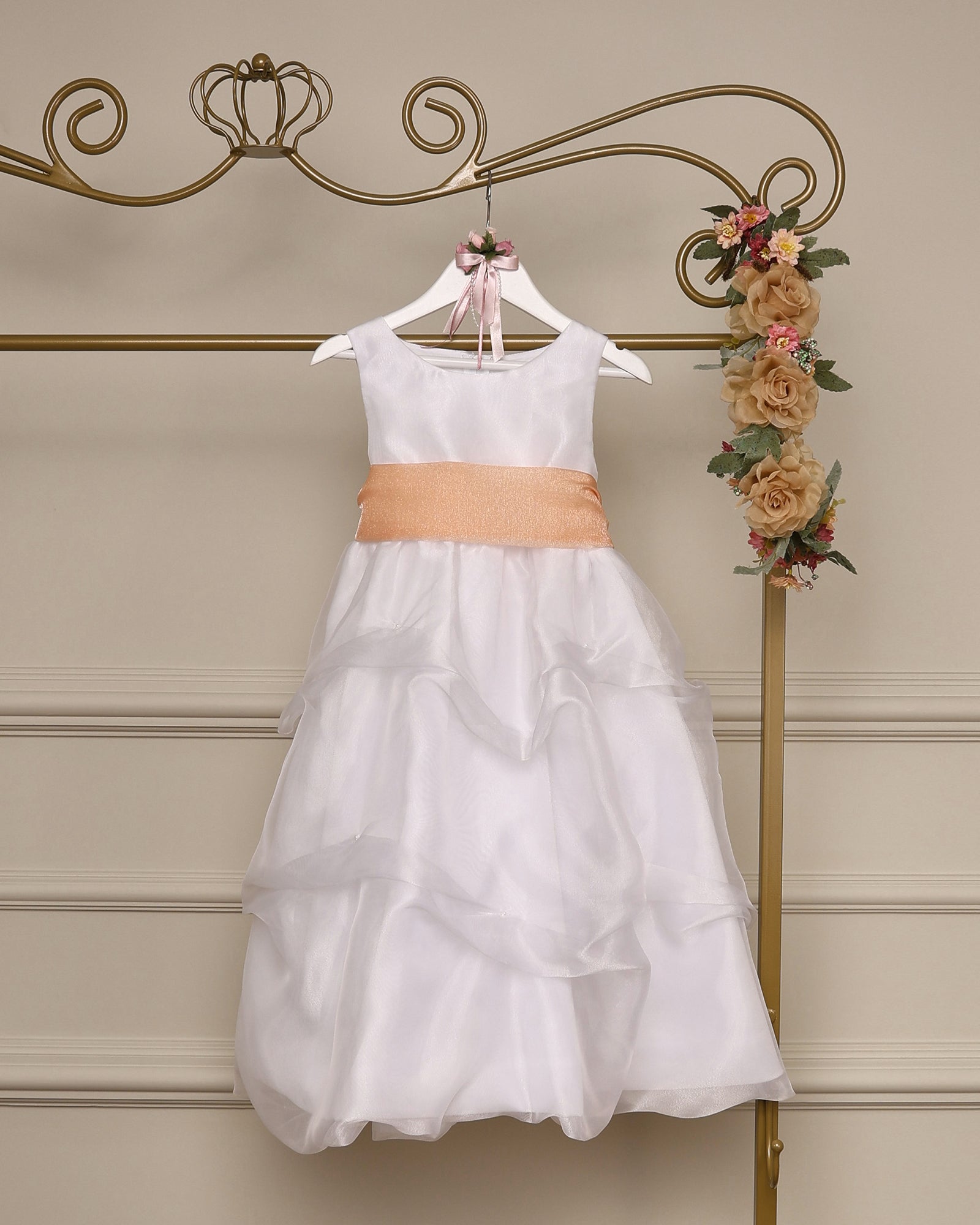 Vestido para daminha Princesa branco com organza, pregas bordadas com pérolas e faixa opcional da Etiquette