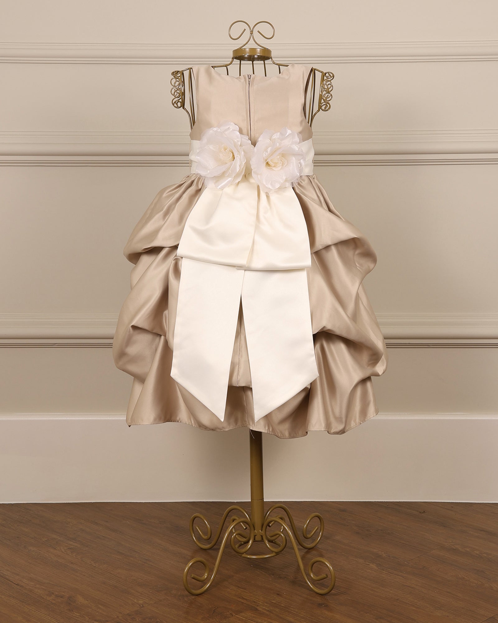 Vestido para daminha Princesa champagne com pregas recolhidas e faixa em organza da Etiquette