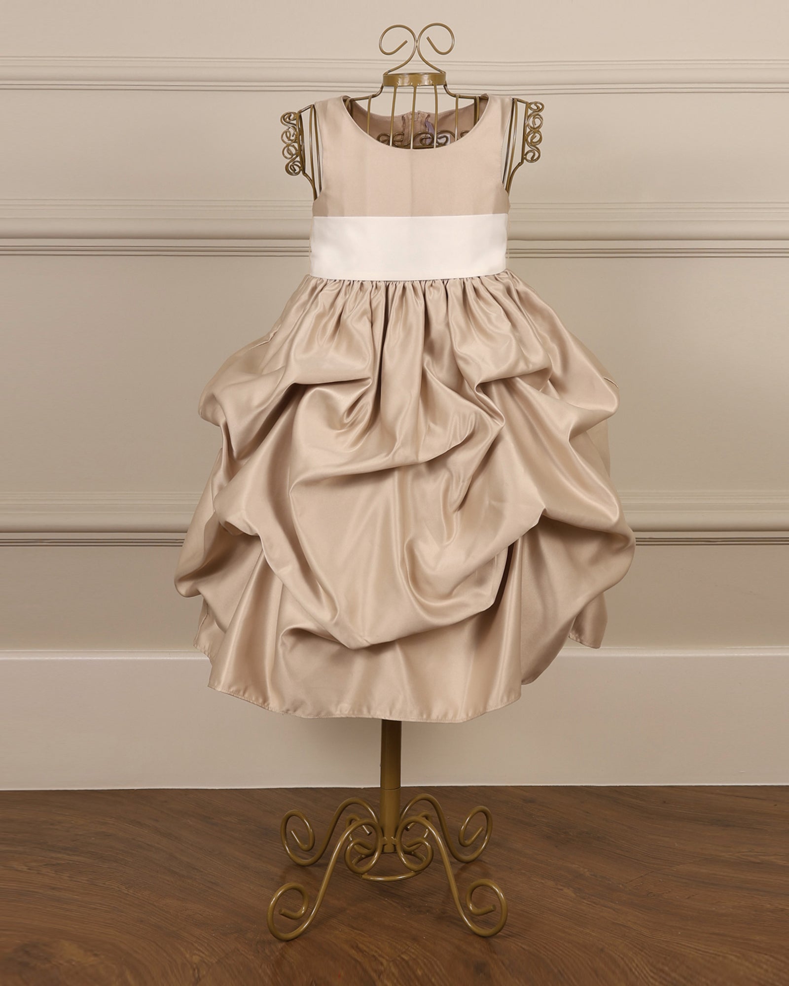 Vestido para daminha Princesa champagne com pregas recolhidas e faixa em organza da Etiquette