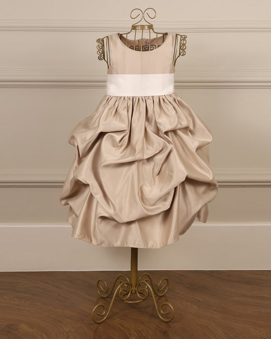 Vestido para daminha Princesa champagne com pregas recolhidas e faixa em organza da Etiquette