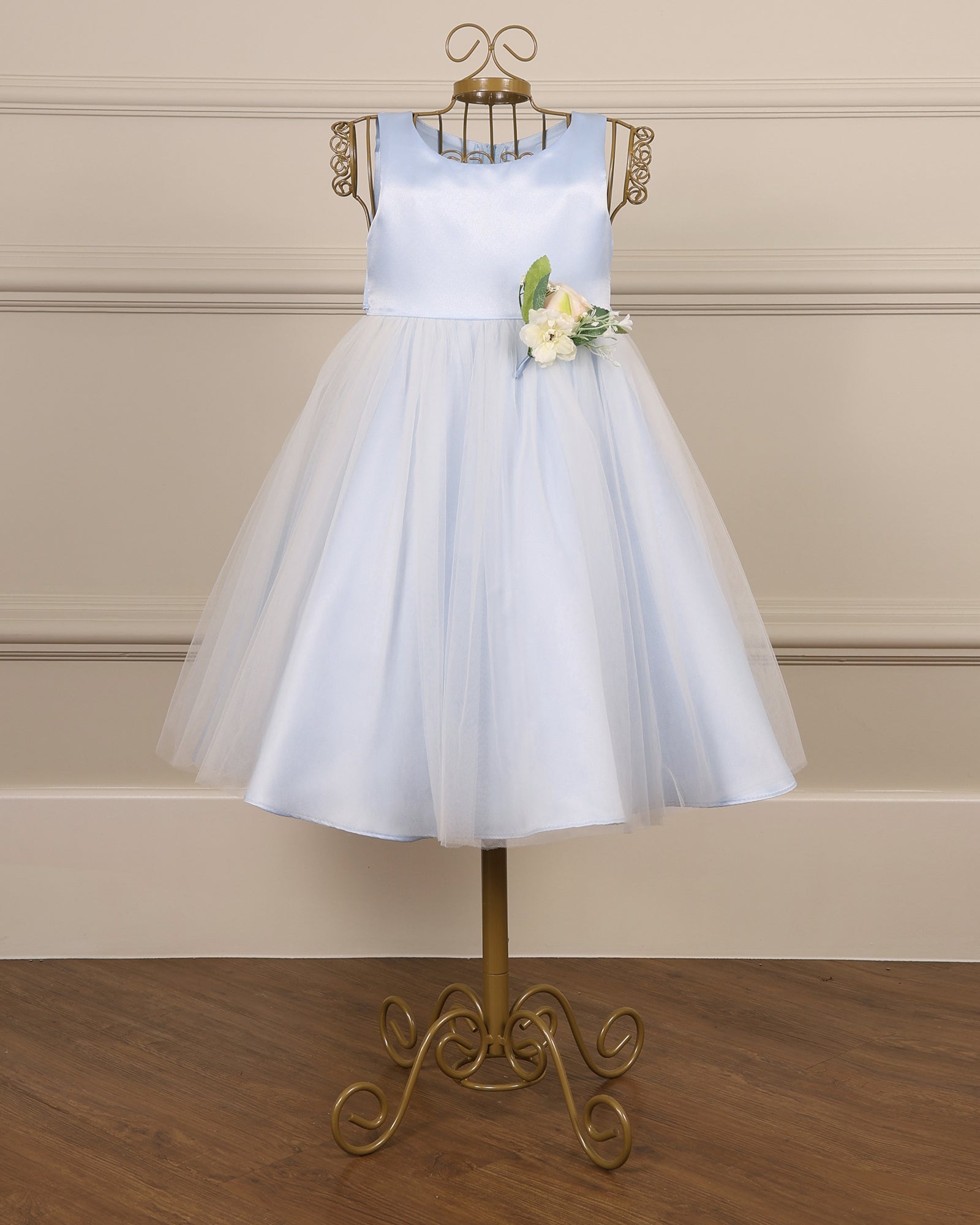 Vestido para daminha Rosie azul claro em cetim com sobre saia em tule da Etiquette com detalhe para as costas com zíper e laço