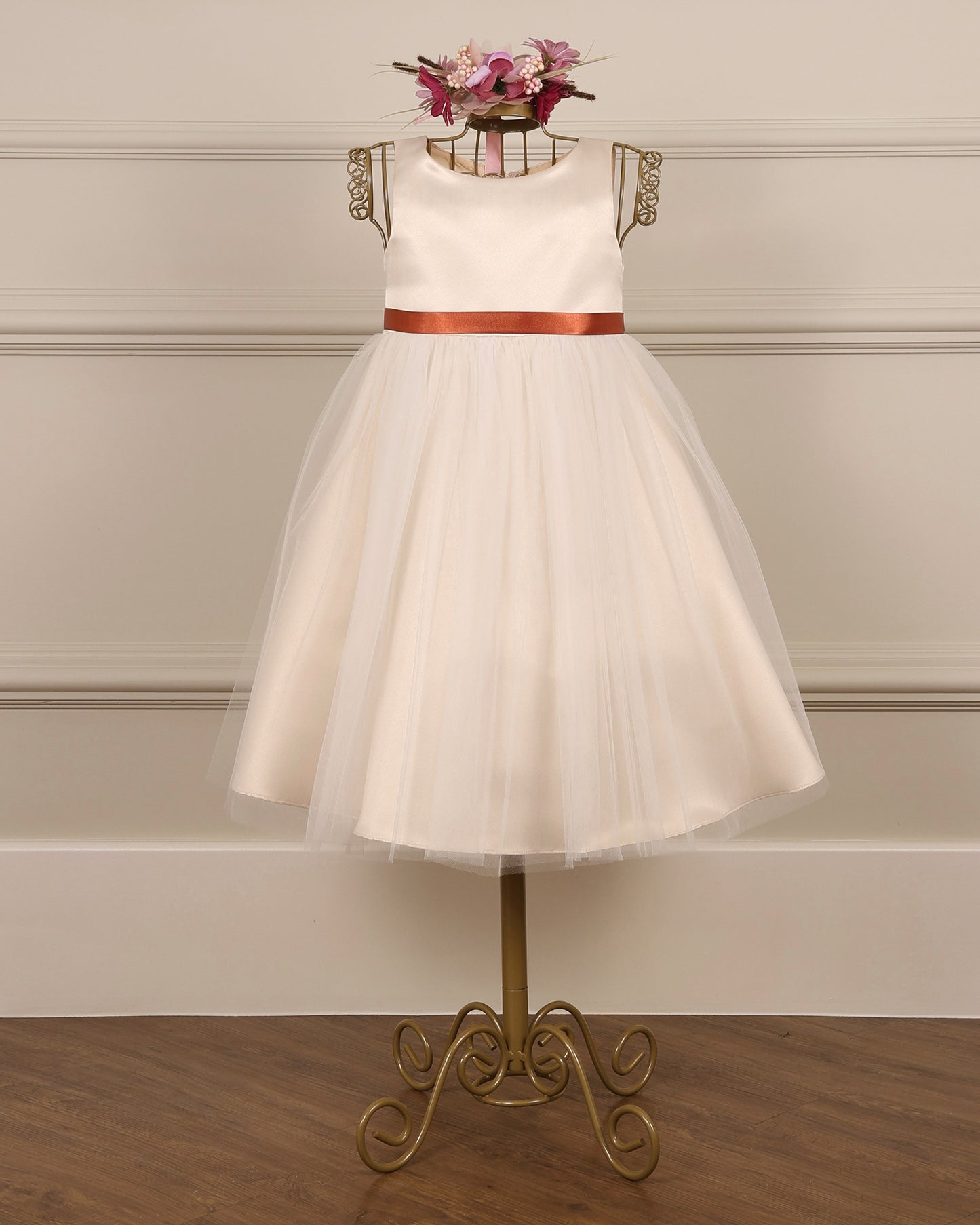 Vestido para daminha Rosie champagne midi em cetim com sobre saia em tule da Etiquette com fita de cetim opcional