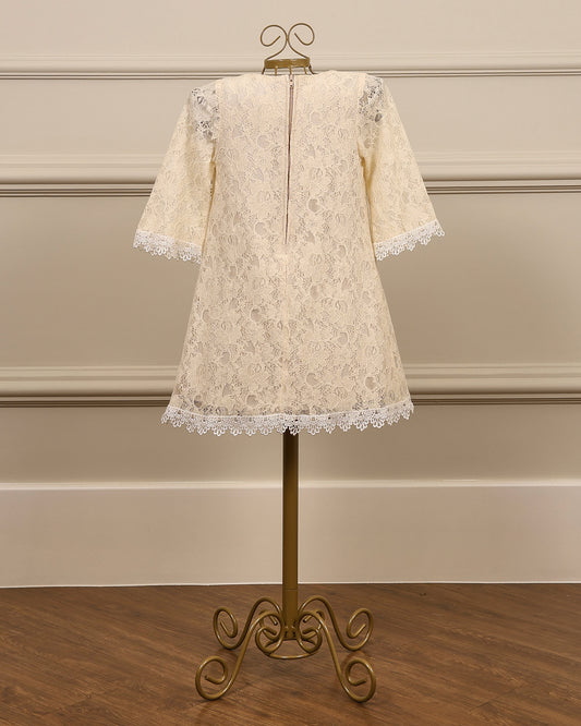 Vestido para daminha Sammy em renda de algodão champagne com sianinha branca e mangas 3/4 da Etiquette
