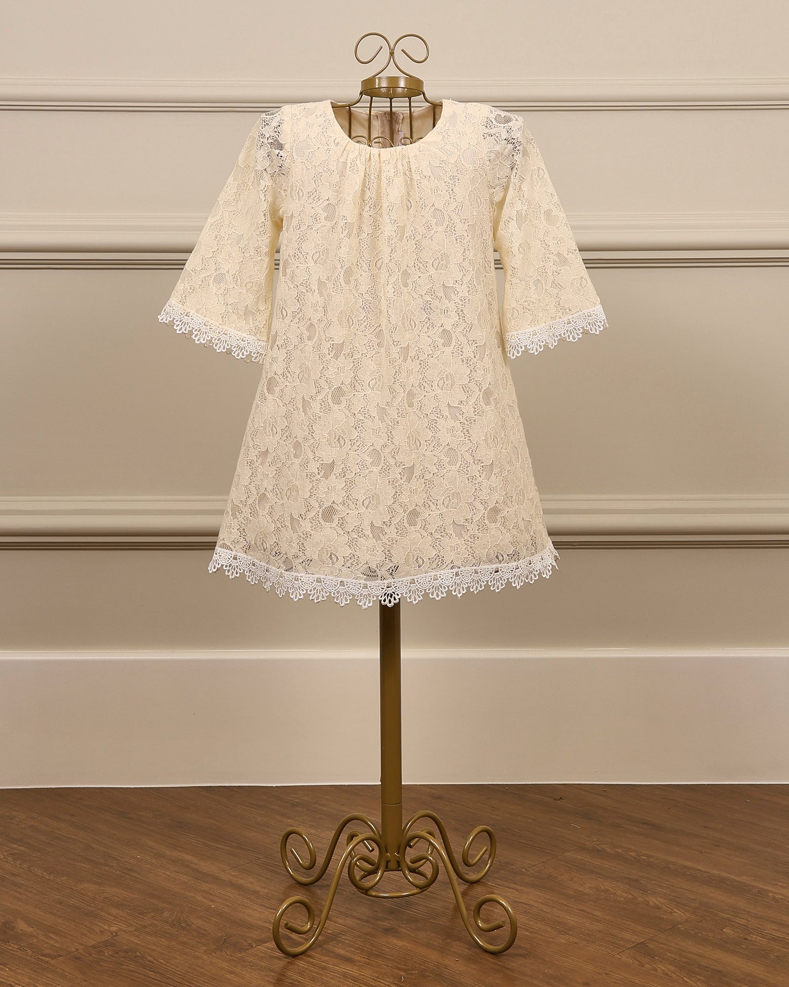 Vestido para daminha Sammy em renda de algodão champagne com sianinha branca e mangas 3/4 da Etiquette