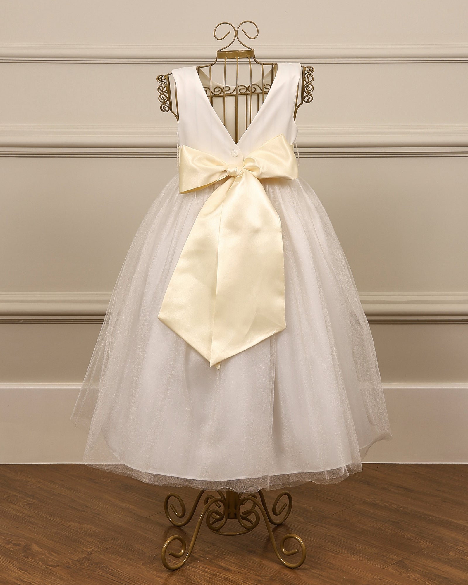 Vestido para daminha Tule Clássico em branco ou off white com saia de tule e decote nas costas com faixa em cetim da Etiquette